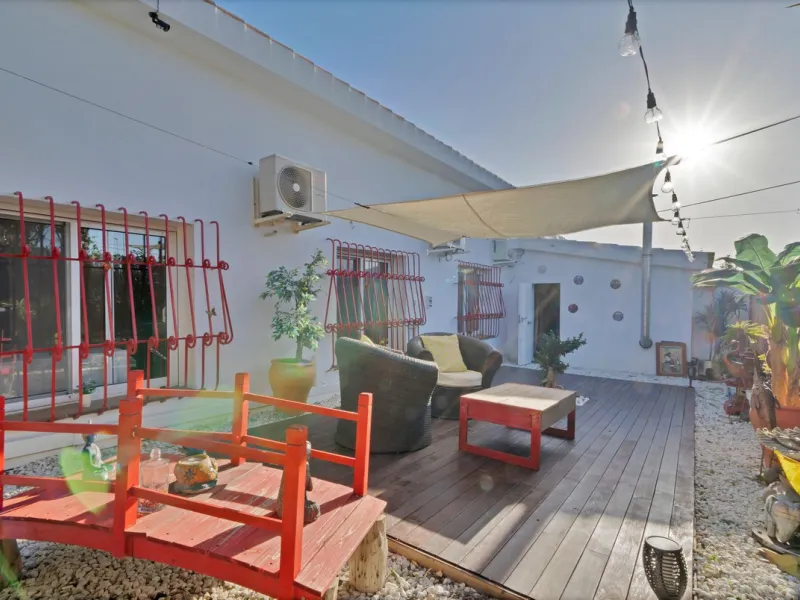 We are proud to represent this exclusive elegant and modern villa located beachside in the desirable area of San Pedro – The location is ideally situated within walking distance to the centre of San Pedro, which is full of fabulous bars & restaurants, the