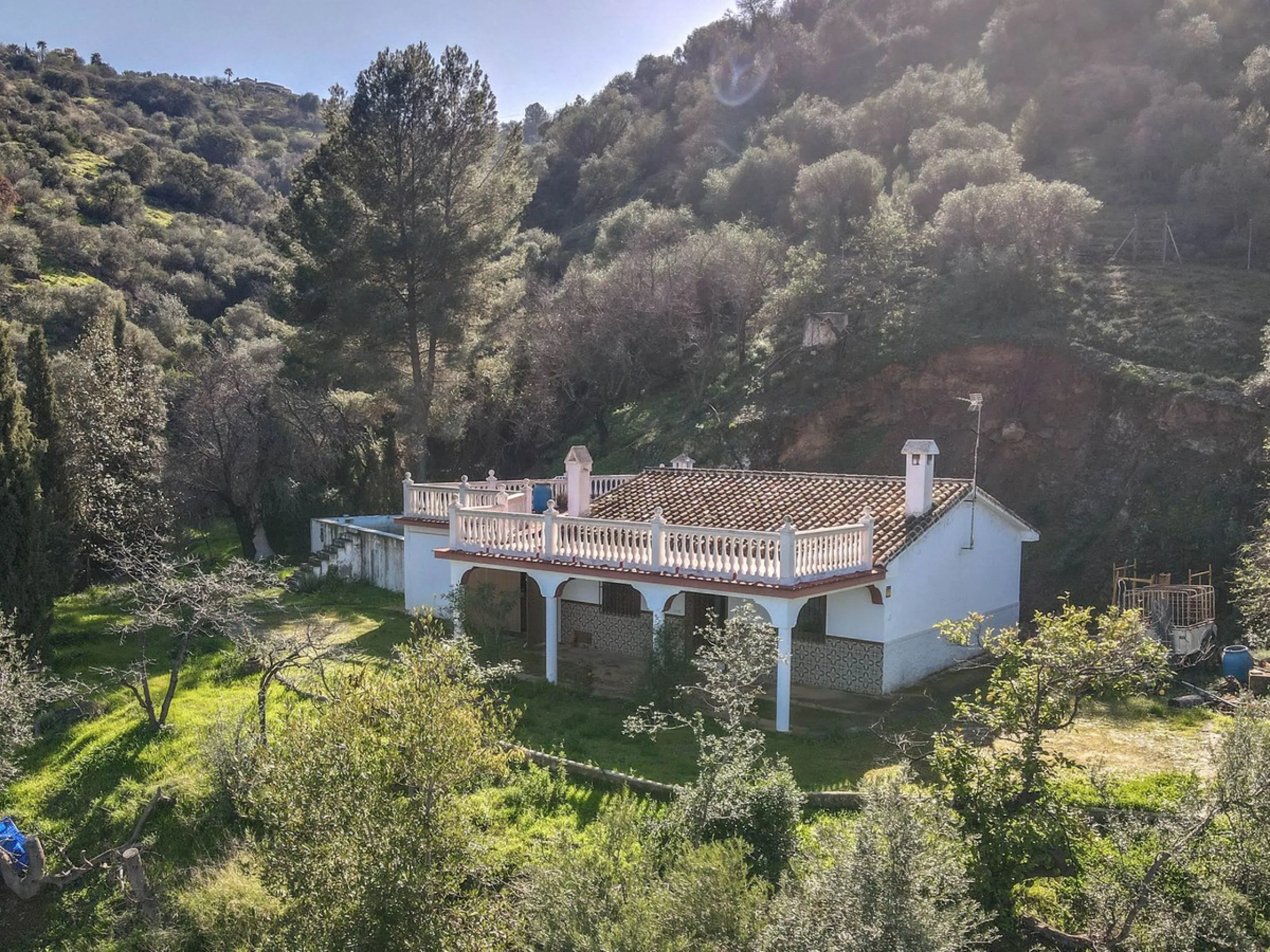 House - Finca - Cortijo в продаже в Guaro, Málaga. В доме 2 спален и 1 ванных комнат. Площадь дома 72 м². Площадь участка 36000 м²