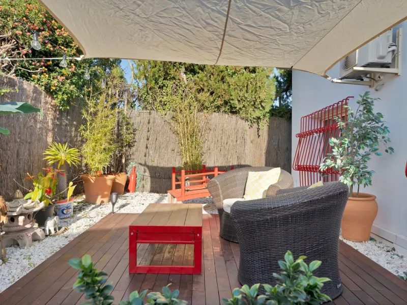 We are proud to represent this exclusive elegant and modern villa located beachside in the desirable area of San Pedro – The location is ideally situated within walking distance to the centre of San Pedro, which is full of fabulous bars & restaurants, the