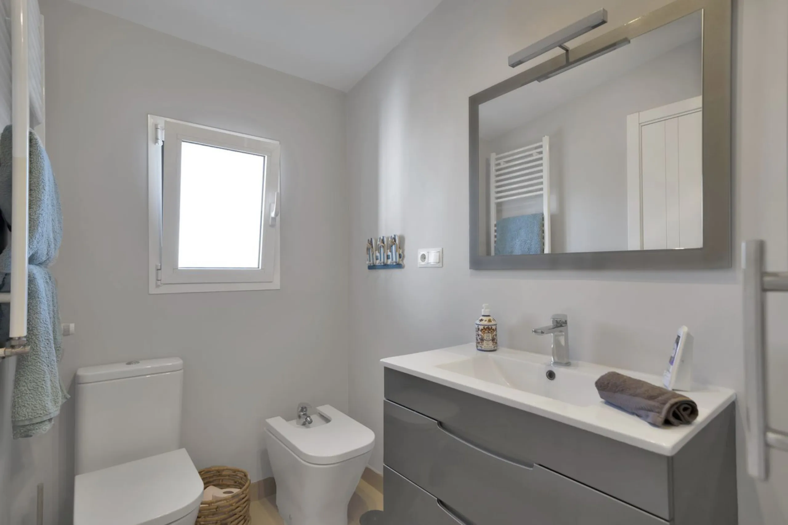 We are proud to represent this exclusive elegant and modern villa located beachside in the desirable area of San Pedro – The location is ideally situated within walking distance to the centre of San Pedro, which is full of fabulous bars & restaurants, the