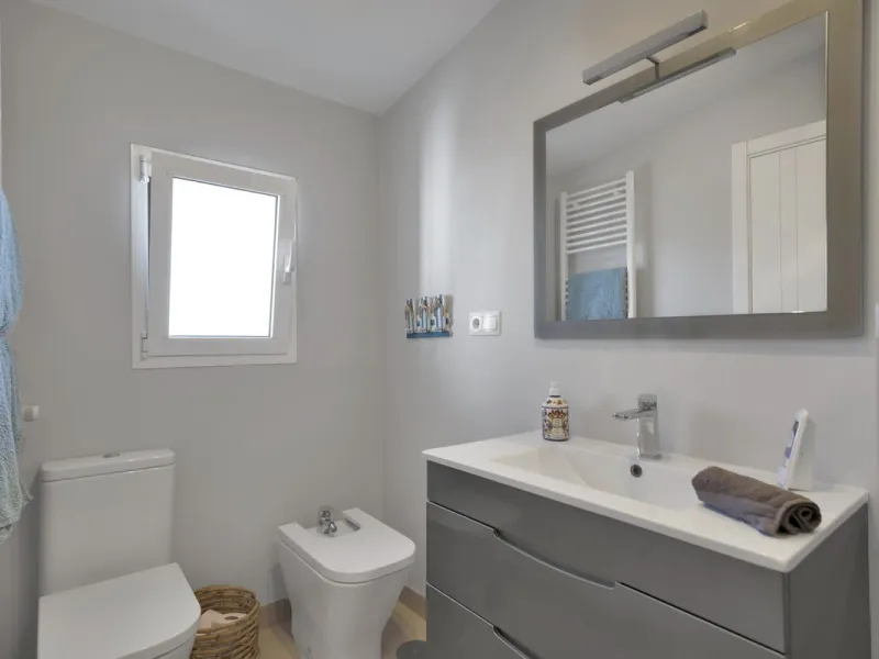 We are proud to represent this exclusive elegant and modern villa located beachside in the desirable area of San Pedro – The location is ideally situated within walking distance to the centre of San Pedro, which is full of fabulous bars & restaurants, the