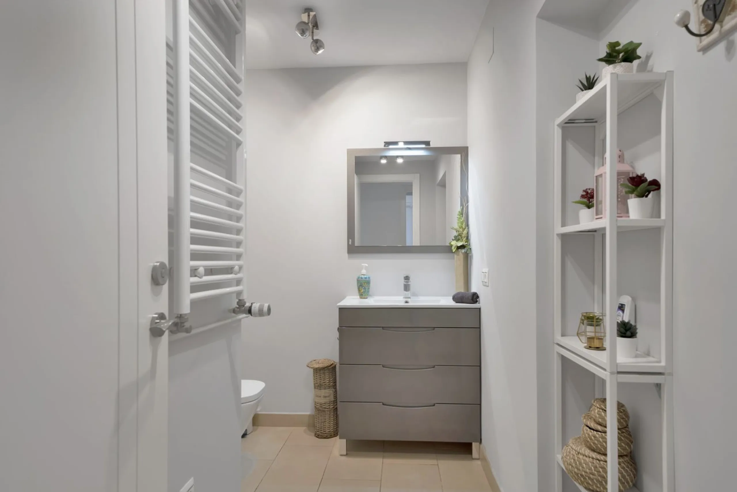 We are proud to represent this exclusive elegant and modern villa located beachside in the desirable area of San Pedro – The location is ideally situated within walking distance to the centre of San Pedro, which is full of fabulous bars & restaurants, the