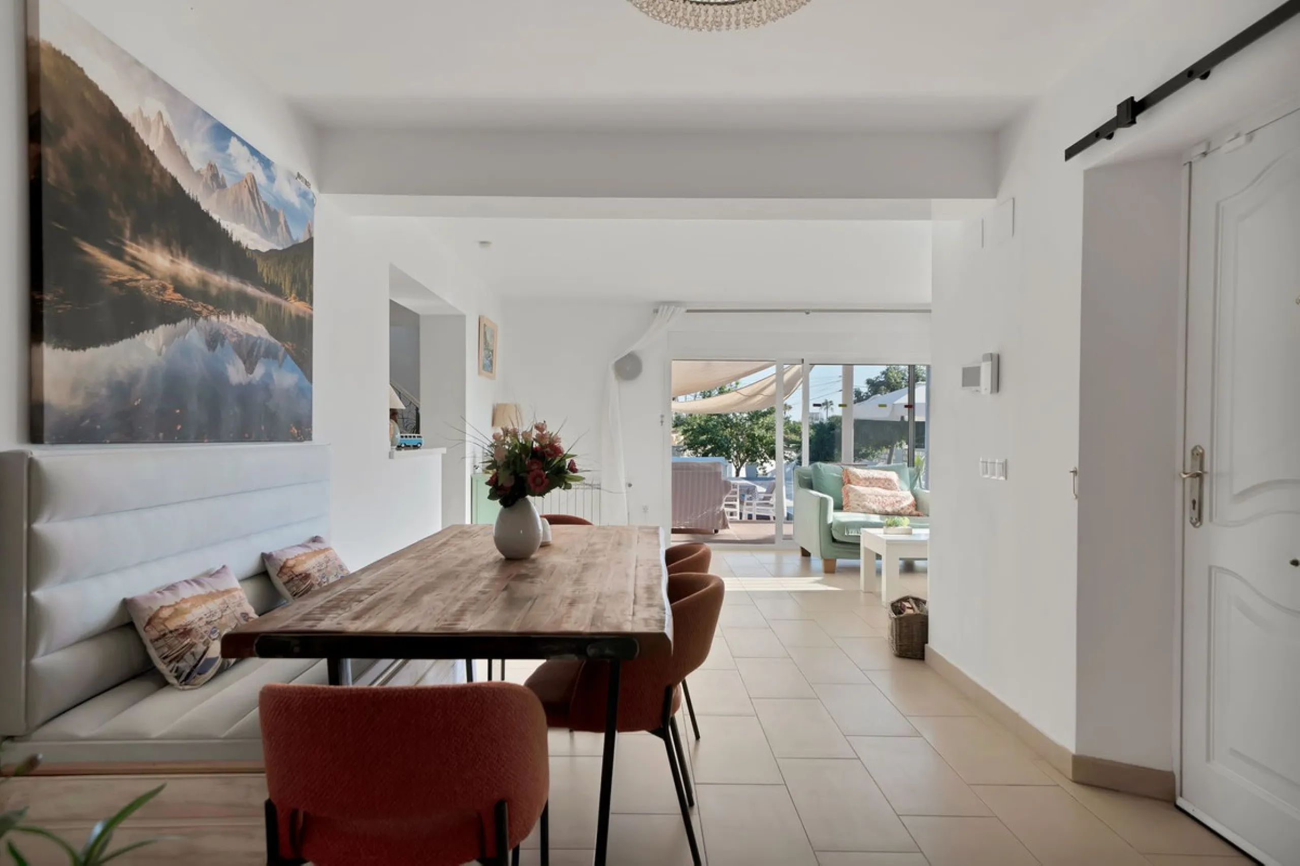 We are proud to represent this exclusive elegant and modern villa located beachside in the desirable area of San Pedro – The location is ideally situated within walking distance to the centre of San Pedro, which is full of fabulous bars & restaurants, the