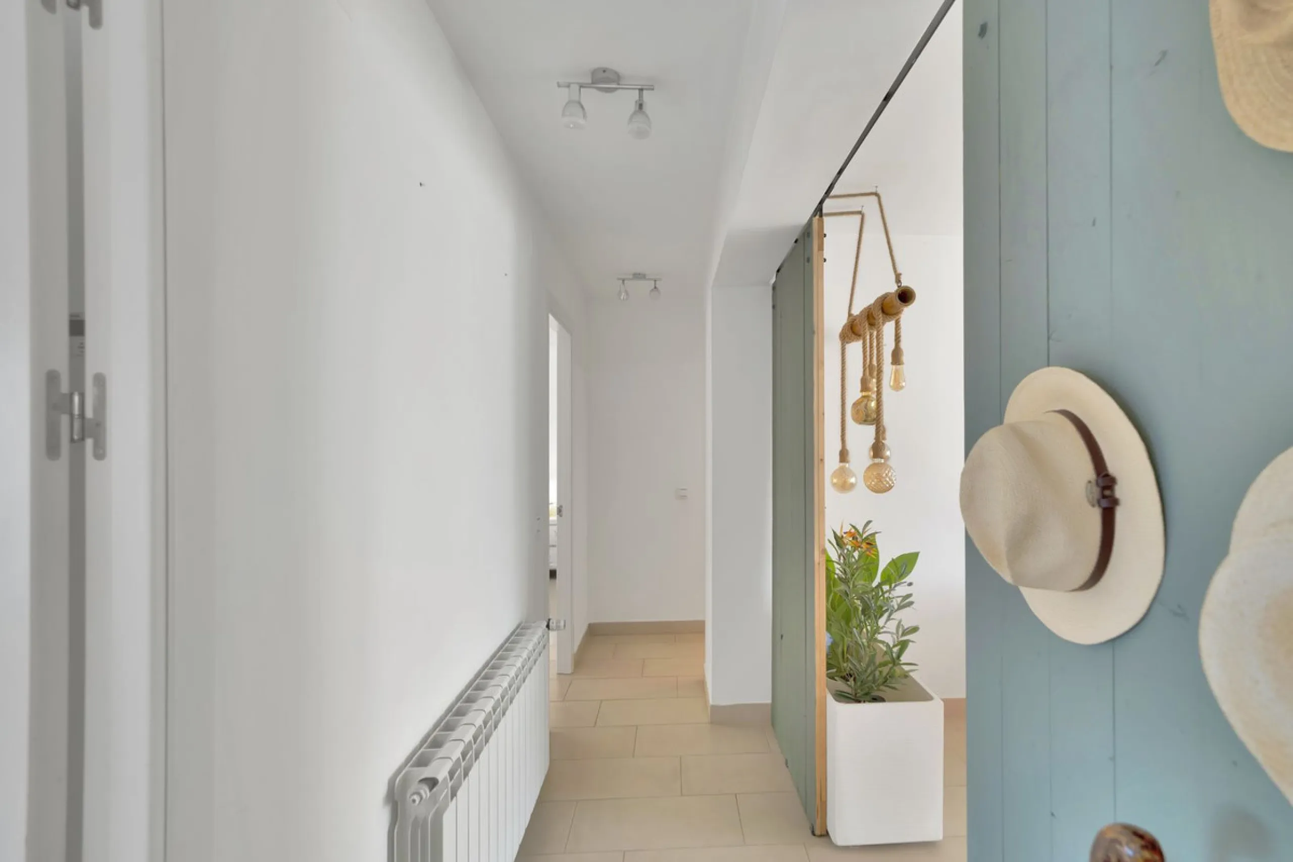 We are proud to represent this exclusive elegant and modern villa located beachside in the desirable area of San Pedro – The location is ideally situated within walking distance to the centre of San Pedro, which is full of fabulous bars & restaurants, the