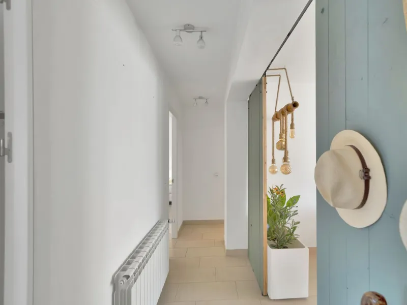 We are proud to represent this exclusive elegant and modern villa located beachside in the desirable area of San Pedro – The location is ideally situated within walking distance to the centre of San Pedro, which is full of fabulous bars & restaurants, the