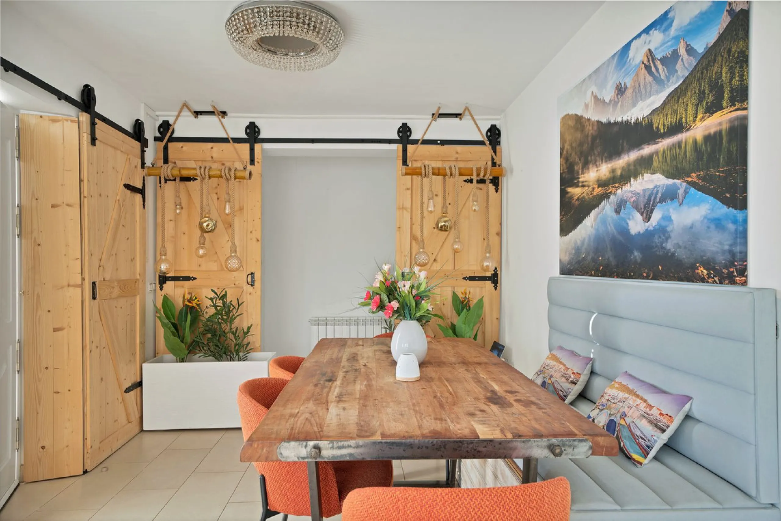 We are proud to represent this exclusive elegant and modern villa located beachside in the desirable area of San Pedro – The location is ideally situated within walking distance to the centre of San Pedro, which is full of fabulous bars & restaurants, the