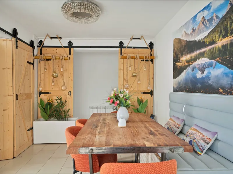 We are proud to represent this exclusive elegant and modern villa located beachside in the desirable area of San Pedro – The location is ideally situated within walking distance to the centre of San Pedro, which is full of fabulous bars & restaurants, the