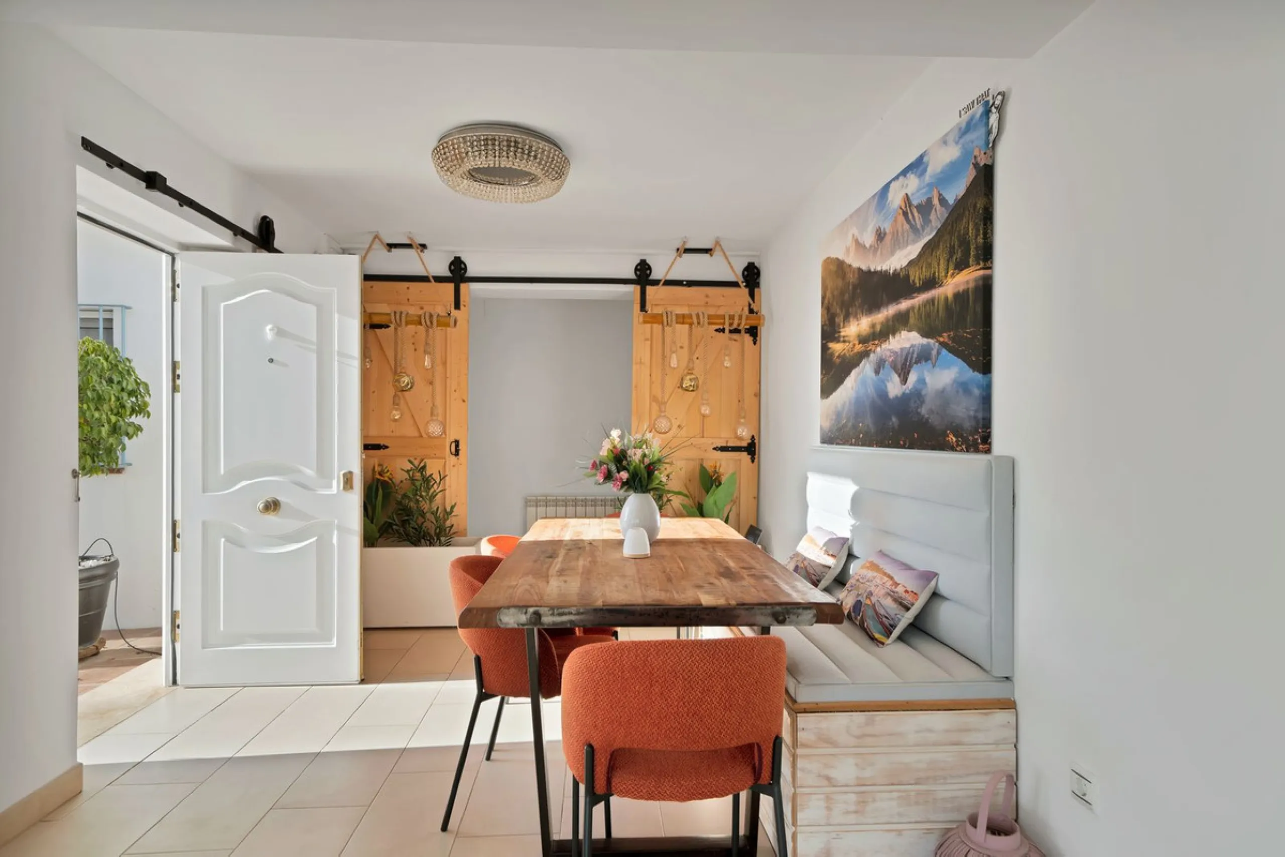 We are proud to represent this exclusive elegant and modern villa located beachside in the desirable area of San Pedro – The location is ideally situated within walking distance to the centre of San Pedro, which is full of fabulous bars & restaurants, the