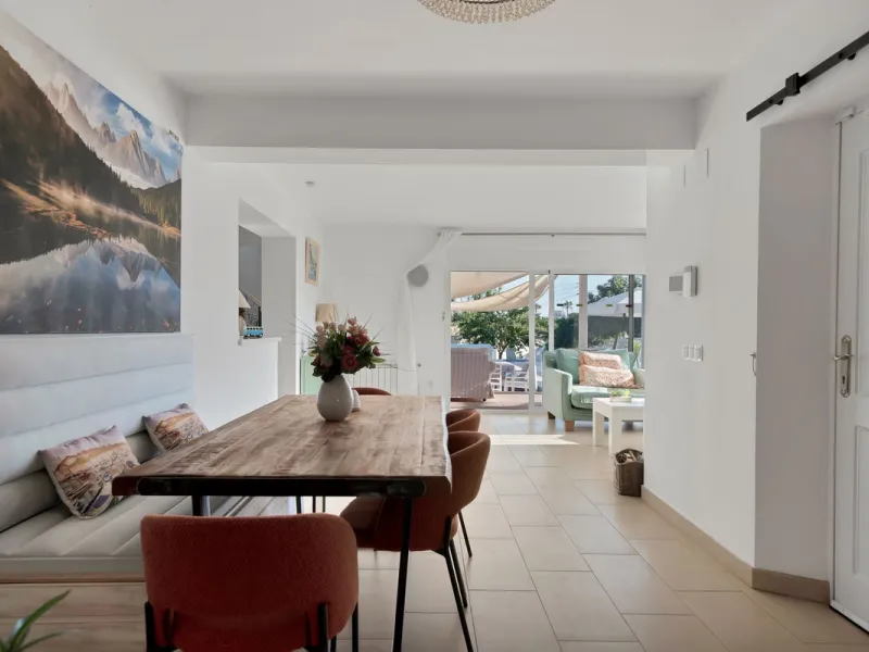 We are proud to represent this exclusive elegant and modern villa located beachside in the desirable area of San Pedro – The location is ideally situated within walking distance to the centre of San Pedro, which is full of fabulous bars & restaurants, the