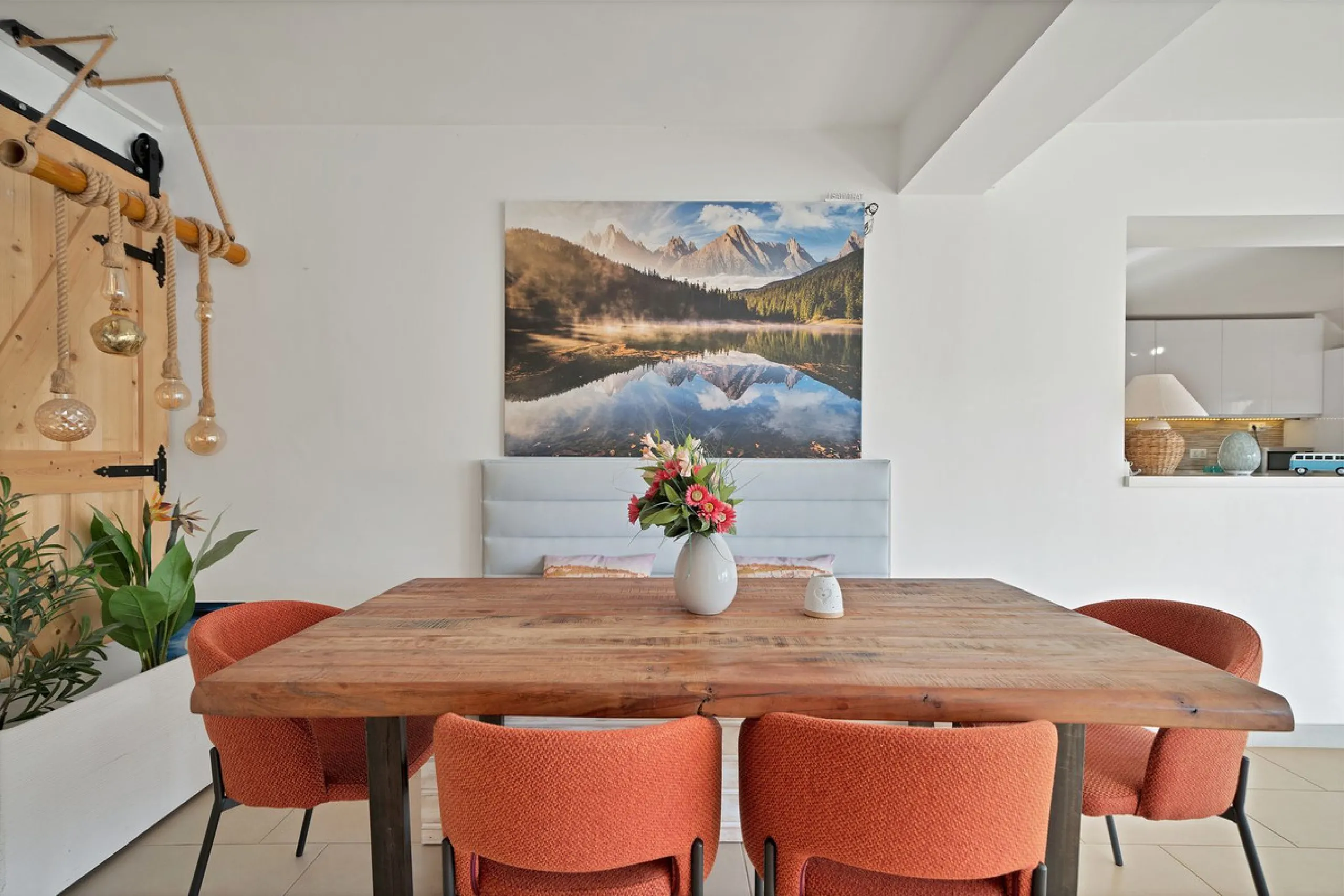 We are proud to represent this exclusive elegant and modern villa located beachside in the desirable area of San Pedro – The location is ideally situated within walking distance to the centre of San Pedro, which is full of fabulous bars & restaurants, the