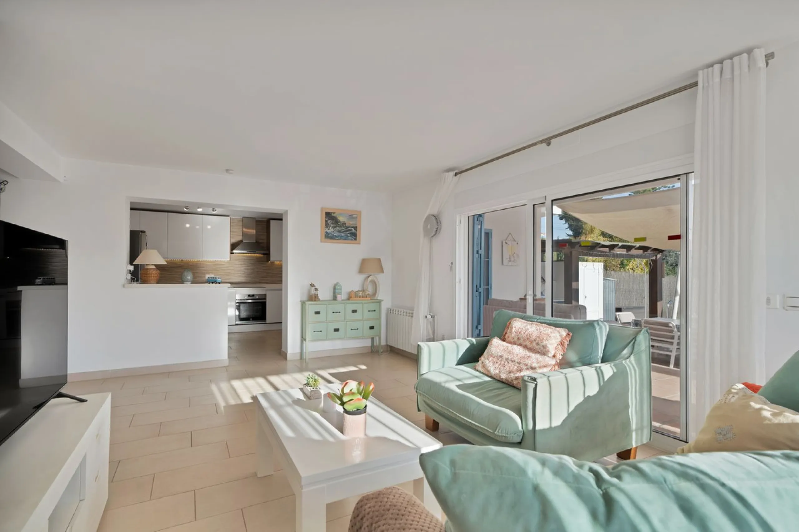 We are proud to represent this exclusive elegant and modern villa located beachside in the desirable area of San Pedro – The location is ideally situated within walking distance to the centre of San Pedro, which is full of fabulous bars & restaurants, the