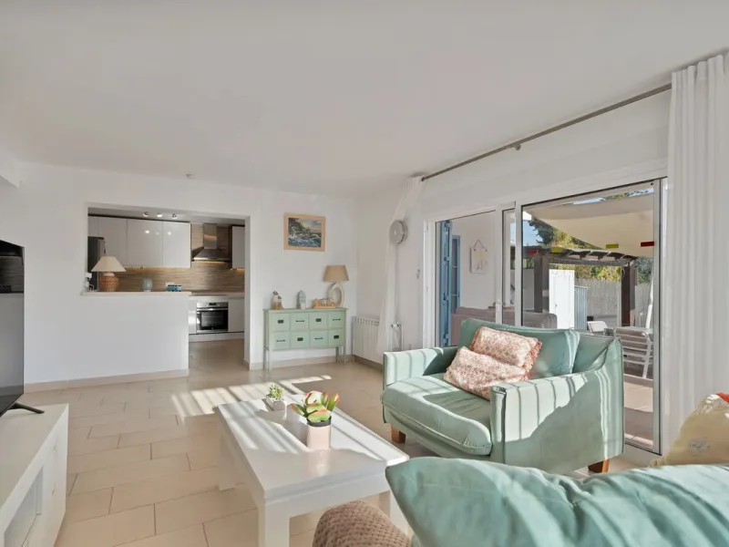 We are proud to represent this exclusive elegant and modern villa located beachside in the desirable area of San Pedro – The location is ideally situated within walking distance to the centre of San Pedro, which is full of fabulous bars & restaurants, the