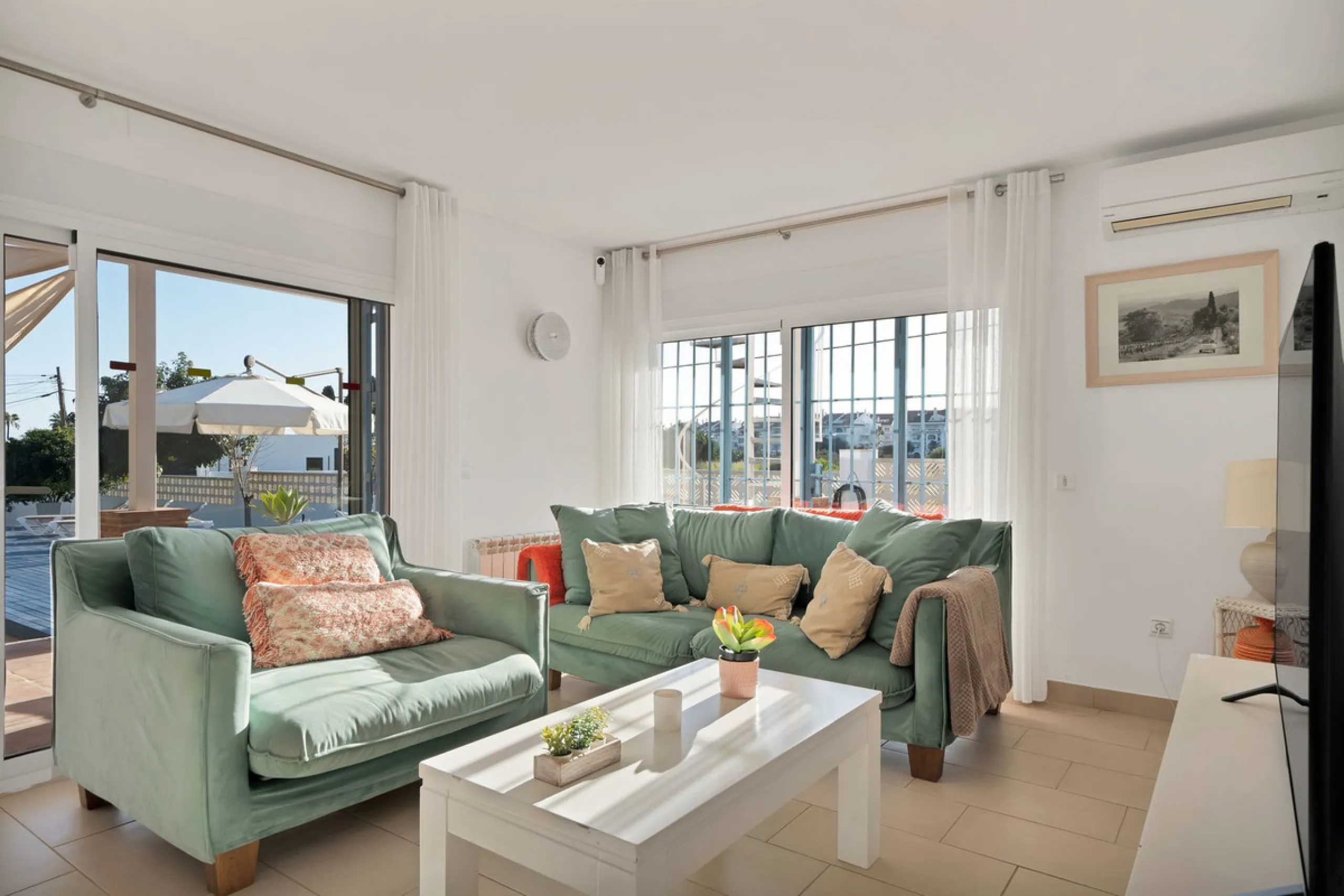 We are proud to represent this exclusive elegant and modern villa located beachside in the desirable area of San Pedro – The location is ideally situated within walking distance to the centre of San Pedro, which is full of fabulous bars & restaurants, the