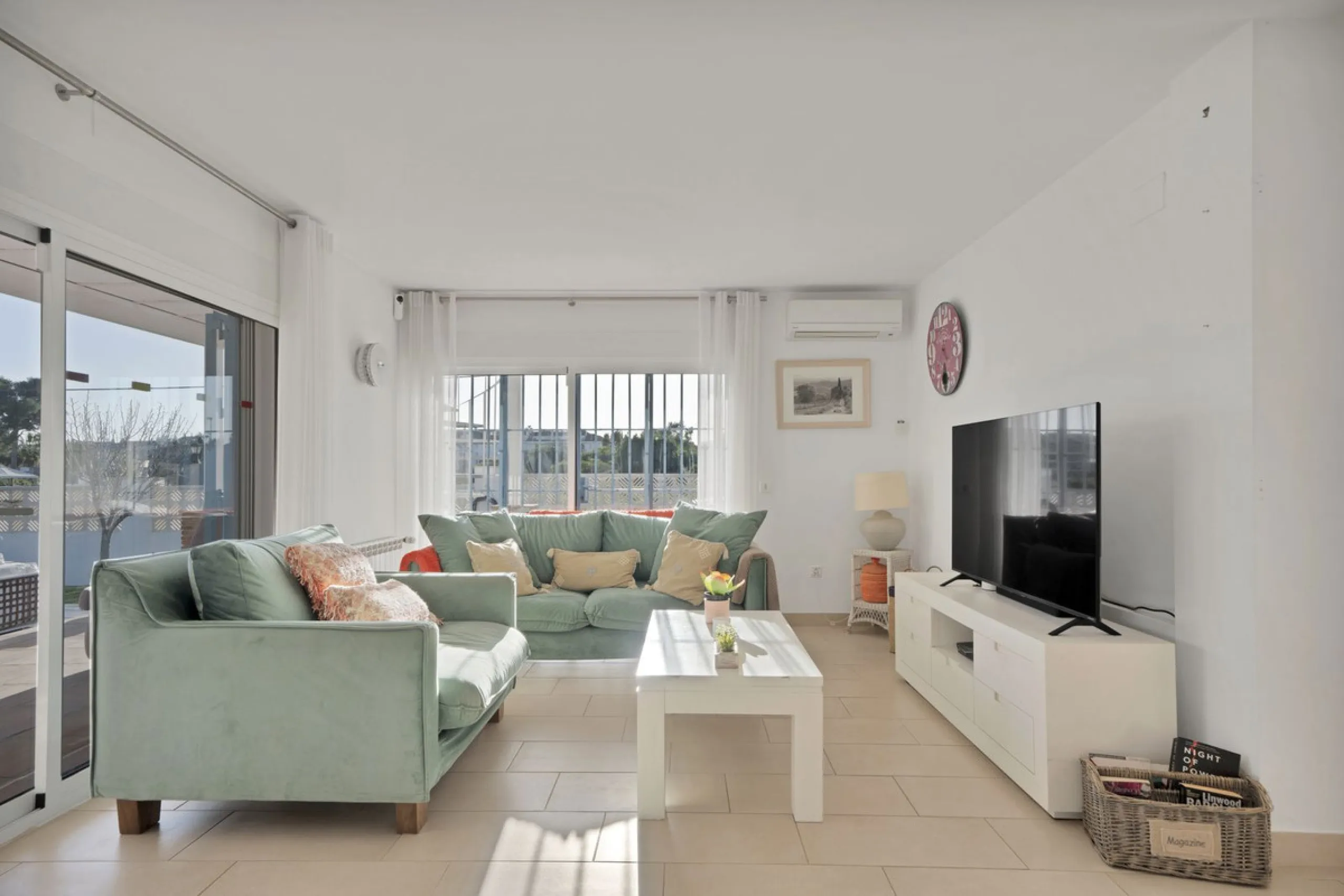 We are proud to represent this exclusive elegant and modern villa located beachside in the desirable area of San Pedro – The location is ideally situated within walking distance to the centre of San Pedro, which is full of fabulous bars & restaurants, the