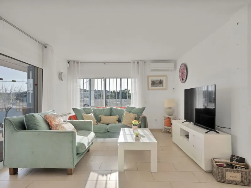 We are proud to represent this exclusive elegant and modern villa located beachside in the desirable area of San Pedro – The location is ideally situated within walking distance to the centre of San Pedro, which is full of fabulous bars & restaurants, the