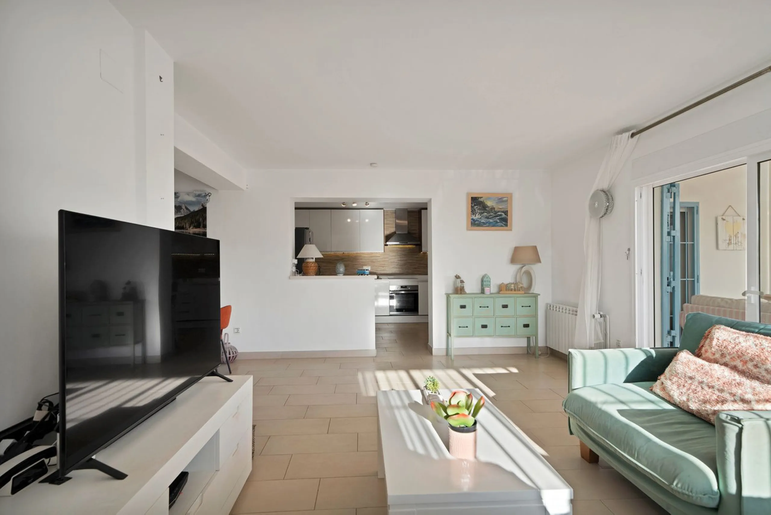 We are proud to represent this exclusive elegant and modern villa located beachside in the desirable area of San Pedro – The location is ideally situated within walking distance to the centre of San Pedro, which is full of fabulous bars & restaurants, the