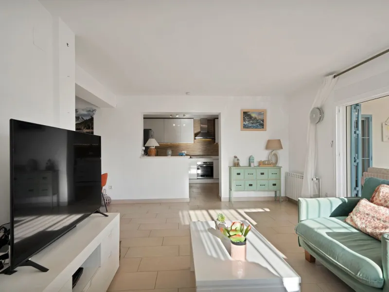 We are proud to represent this exclusive elegant and modern villa located beachside in the desirable area of San Pedro – The location is ideally situated within walking distance to the centre of San Pedro, which is full of fabulous bars & restaurants, the