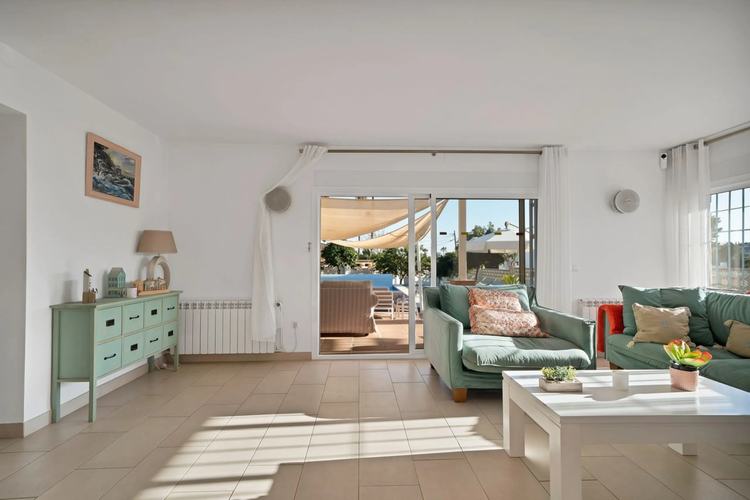 We are proud to represent this exclusive elegant and modern villa located beachside in the desirable area of San Pedro – The location is ideally situated within walking distance to the centre of San Pedro, which is full of fabulous bars & restaurants, the