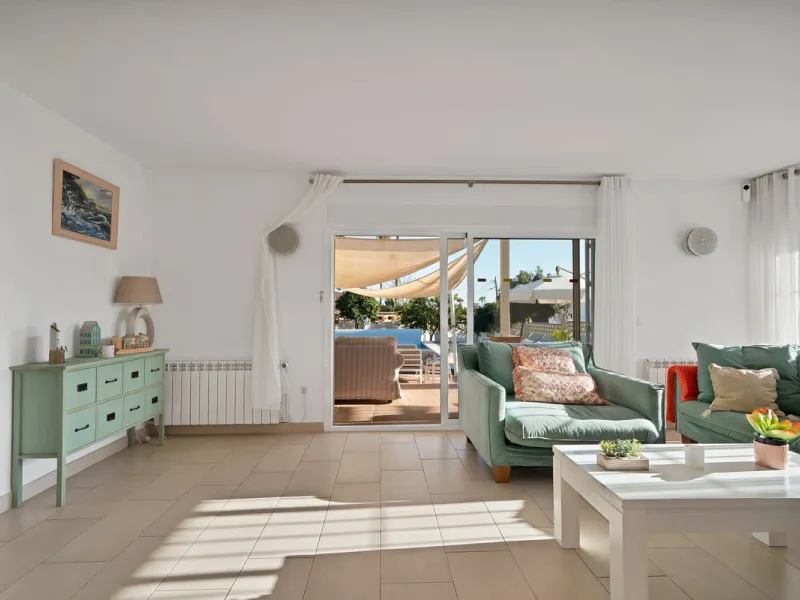 We are proud to represent this exclusive elegant and modern villa located beachside in the desirable area of San Pedro – The location is ideally situated within walking distance to the centre of San Pedro, which is full of fabulous bars & restaurants, the