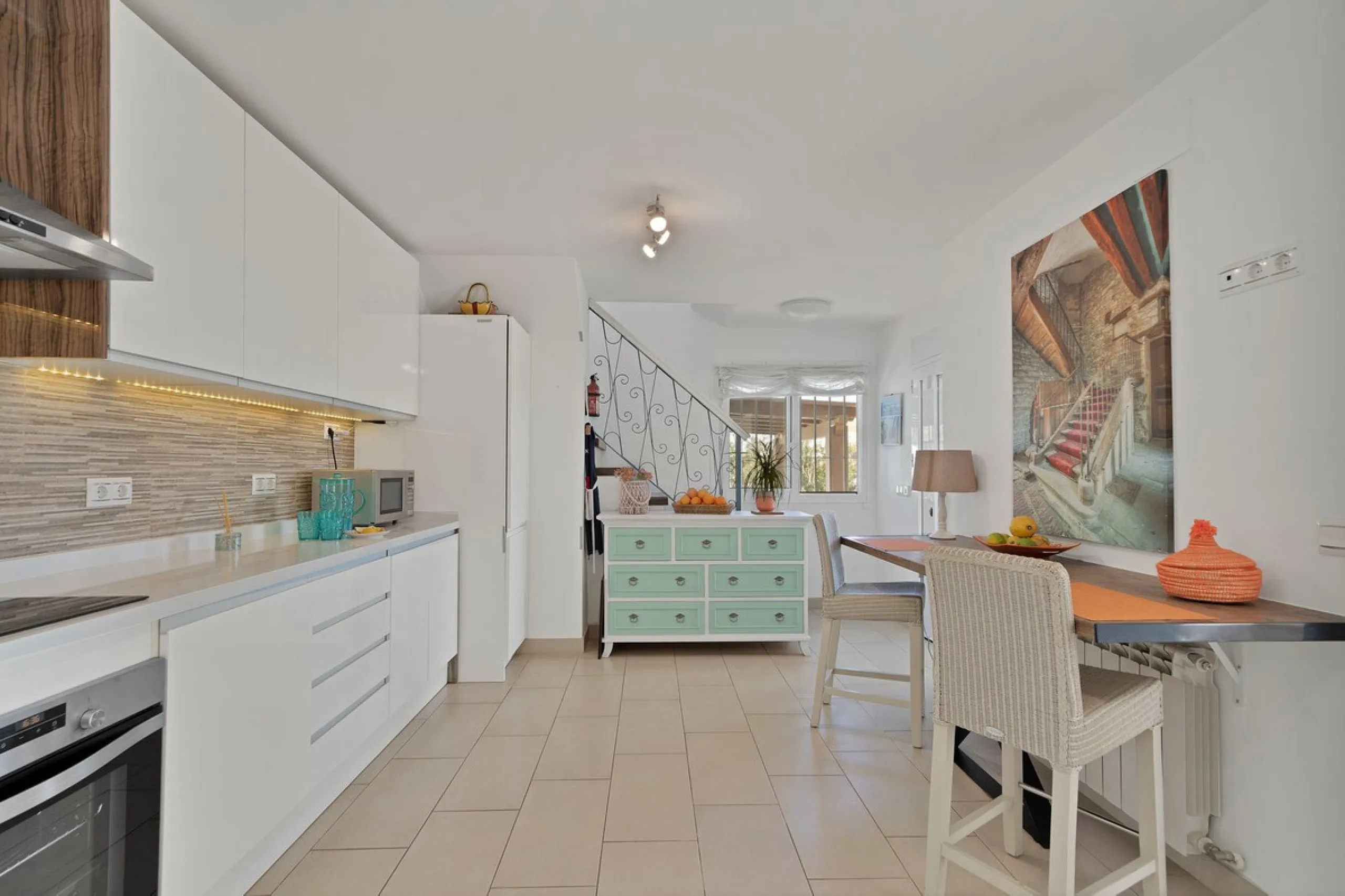 We are proud to represent this exclusive elegant and modern villa located beachside in the desirable area of San Pedro – The location is ideally situated within walking distance to the centre of San Pedro, which is full of fabulous bars & restaurants, the