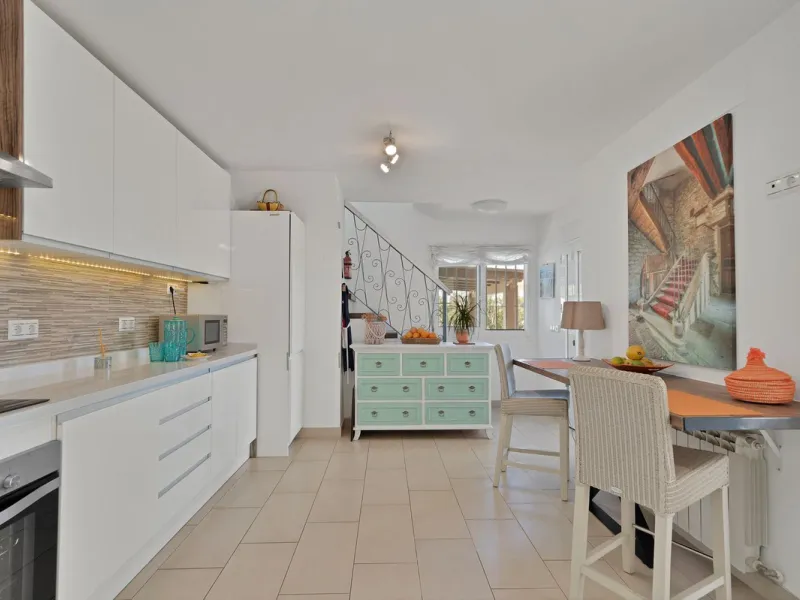 We are proud to represent this exclusive elegant and modern villa located beachside in the desirable area of San Pedro – The location is ideally situated within walking distance to the centre of San Pedro, which is full of fabulous bars & restaurants, the