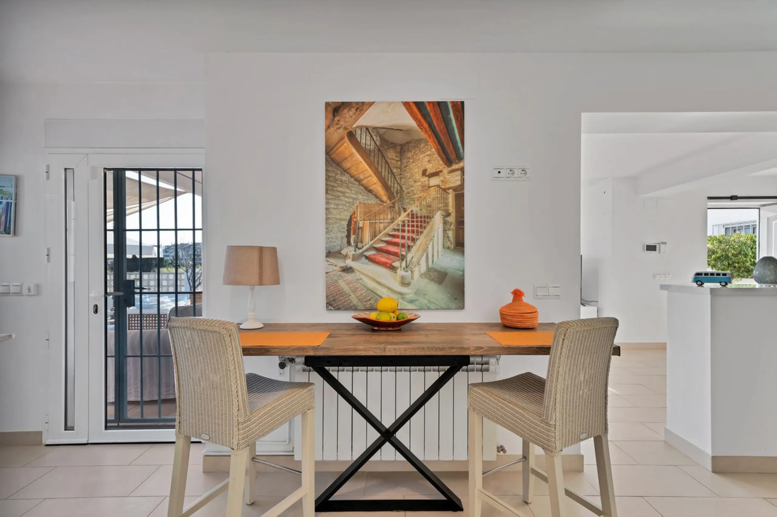 We are proud to represent this exclusive elegant and modern villa located beachside in the desirable area of San Pedro – The location is ideally situated within walking distance to the centre of San Pedro, which is full of fabulous bars & restaurants, the