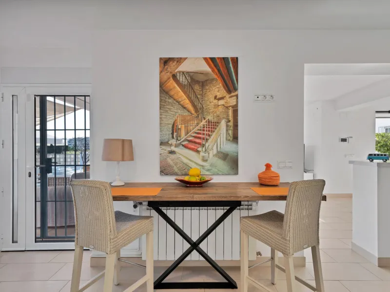 We are proud to represent this exclusive elegant and modern villa located beachside in the desirable area of San Pedro – The location is ideally situated within walking distance to the centre of San Pedro, which is full of fabulous bars & restaurants, the