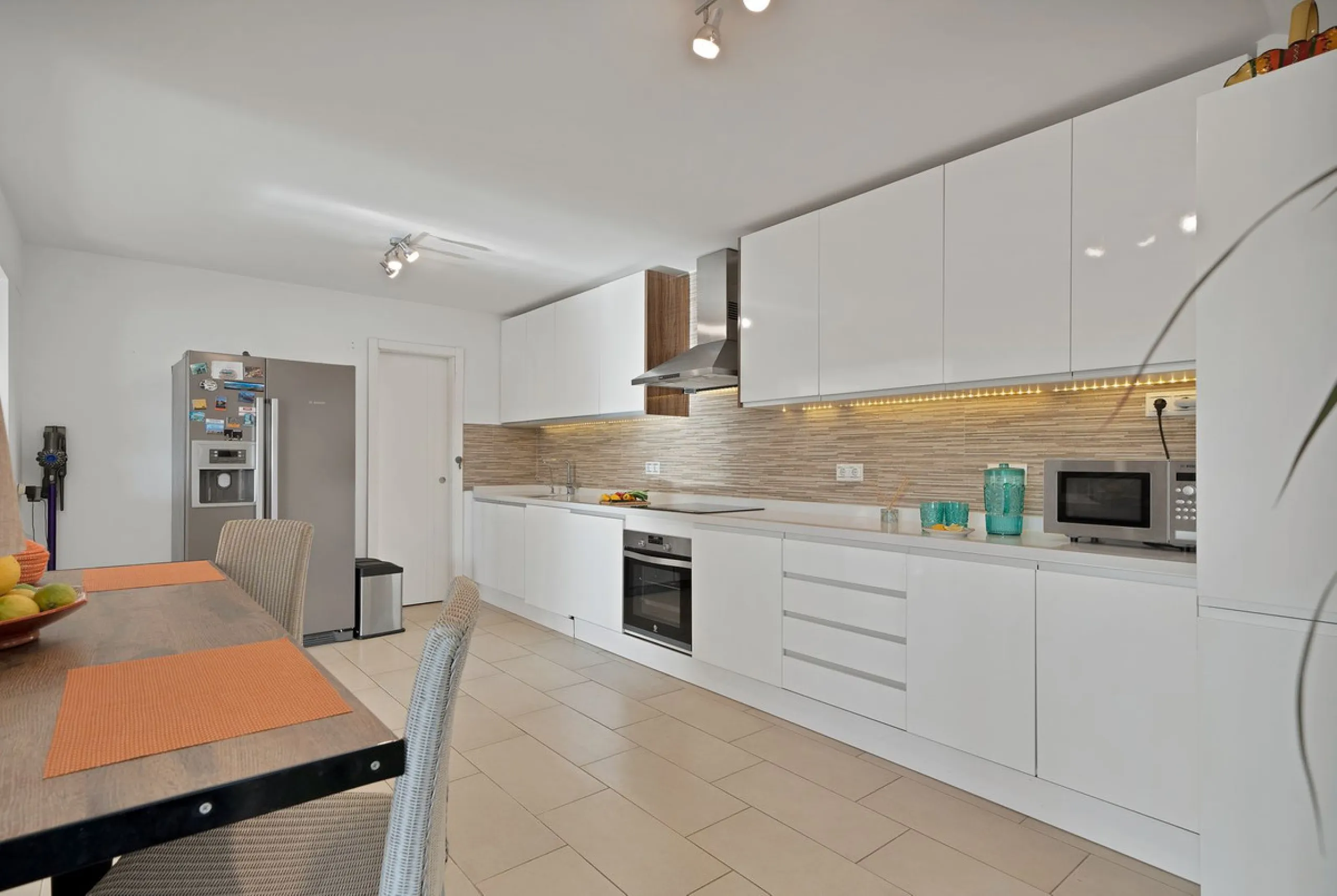 We are proud to represent this exclusive elegant and modern villa located beachside in the desirable area of San Pedro – The location is ideally situated within walking distance to the centre of San Pedro, which is full of fabulous bars & restaurants, the