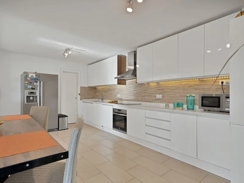 We are proud to represent this exclusive elegant and modern villa located beachside in the desirable area of San Pedro – The location is ideally situated within walking distance to the centre of San Pedro, which is full of fabulous bars & restaurants, the