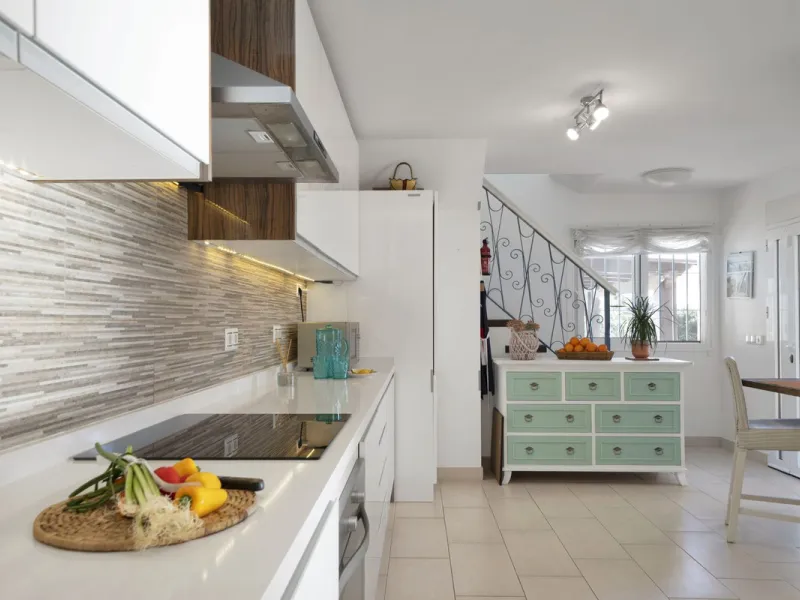 We are proud to represent this exclusive elegant and modern villa located beachside in the desirable area of San Pedro – The location is ideally situated within walking distance to the centre of San Pedro, which is full of fabulous bars & restaurants, the