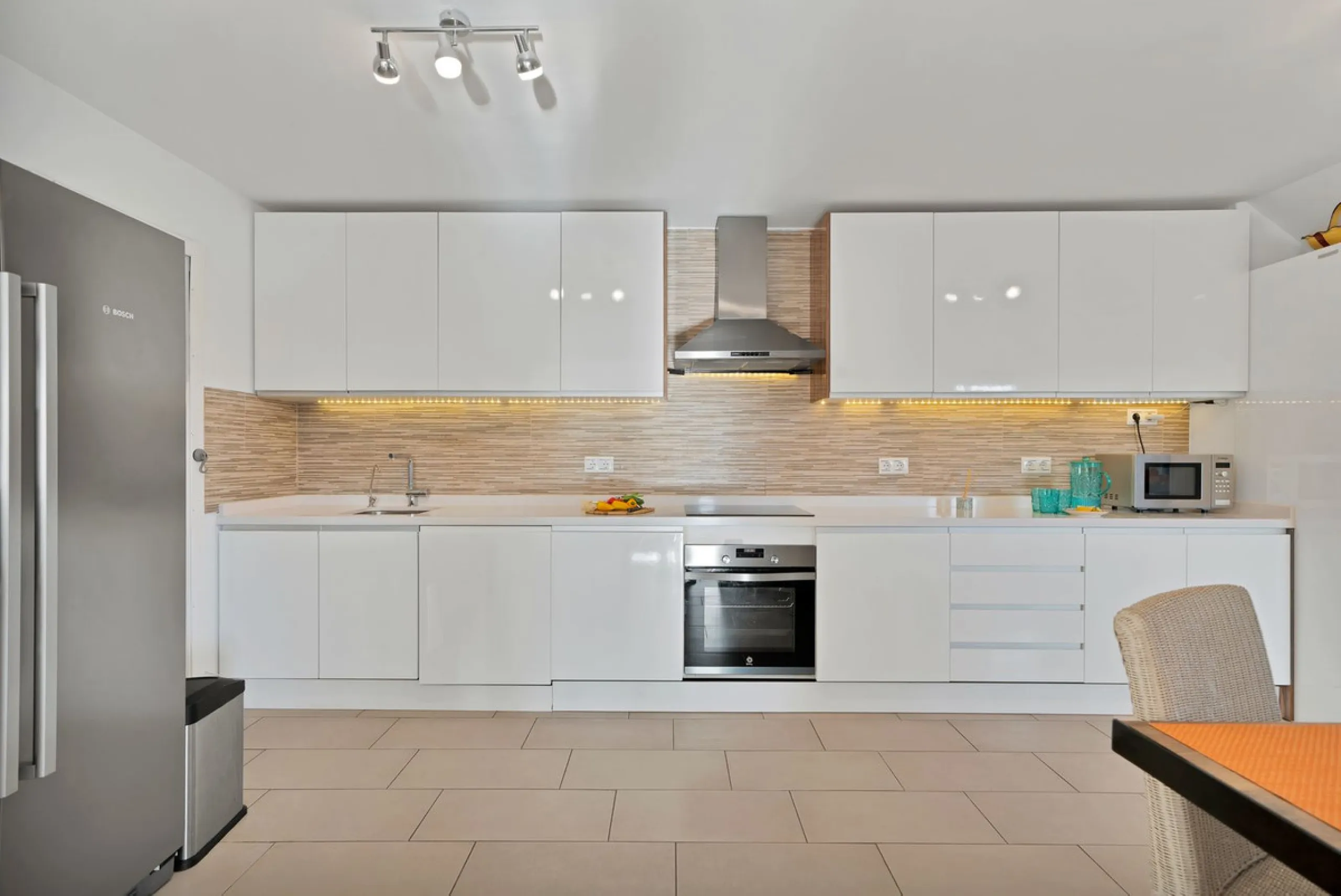 We are proud to represent this exclusive elegant and modern villa located beachside in the desirable area of San Pedro – The location is ideally situated within walking distance to the centre of San Pedro, which is full of fabulous bars & restaurants, the