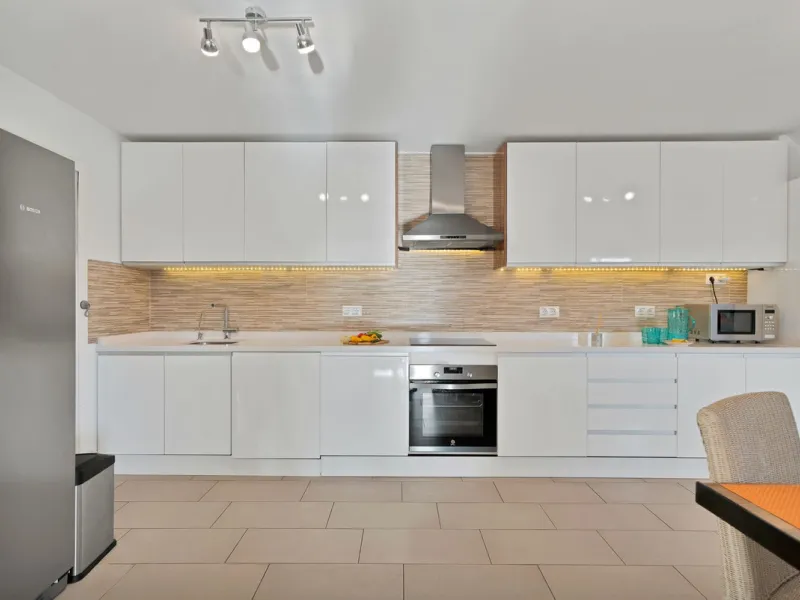We are proud to represent this exclusive elegant and modern villa located beachside in the desirable area of San Pedro – The location is ideally situated within walking distance to the centre of San Pedro, which is full of fabulous bars & restaurants, the
