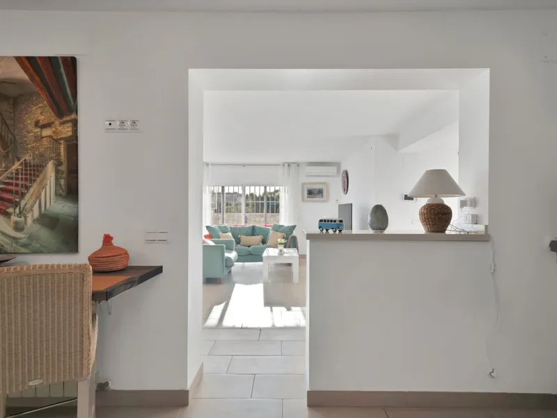 We are proud to represent this exclusive elegant and modern villa located beachside in the desirable area of San Pedro – The location is ideally situated within walking distance to the centre of San Pedro, which is full of fabulous bars & restaurants, the