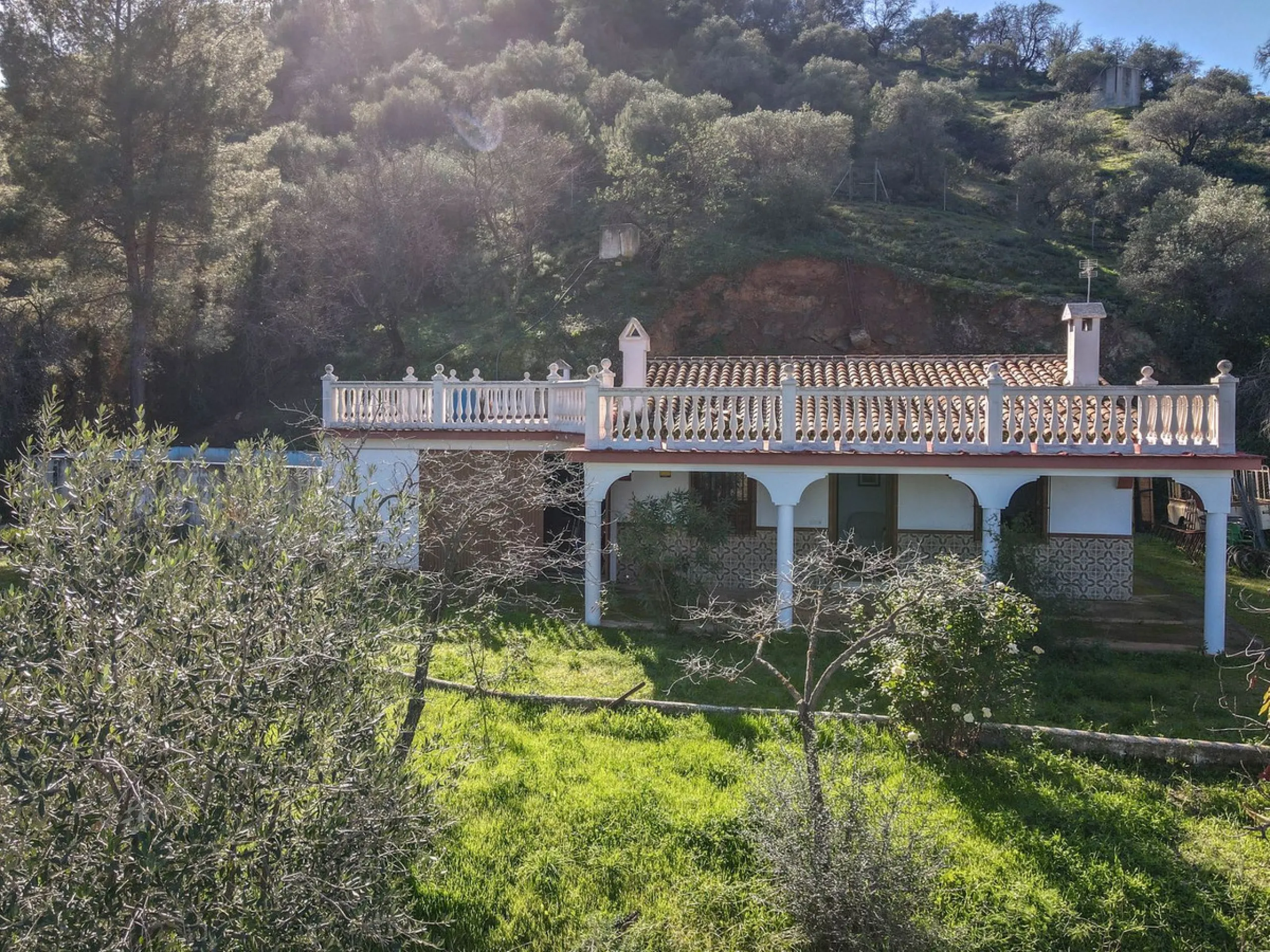 House - Finca - Cortijo в продаже в Guaro, Málaga. В доме 2 спален и 1 ванных комнат. Площадь дома 72 м². Площадь участка 36000 м²