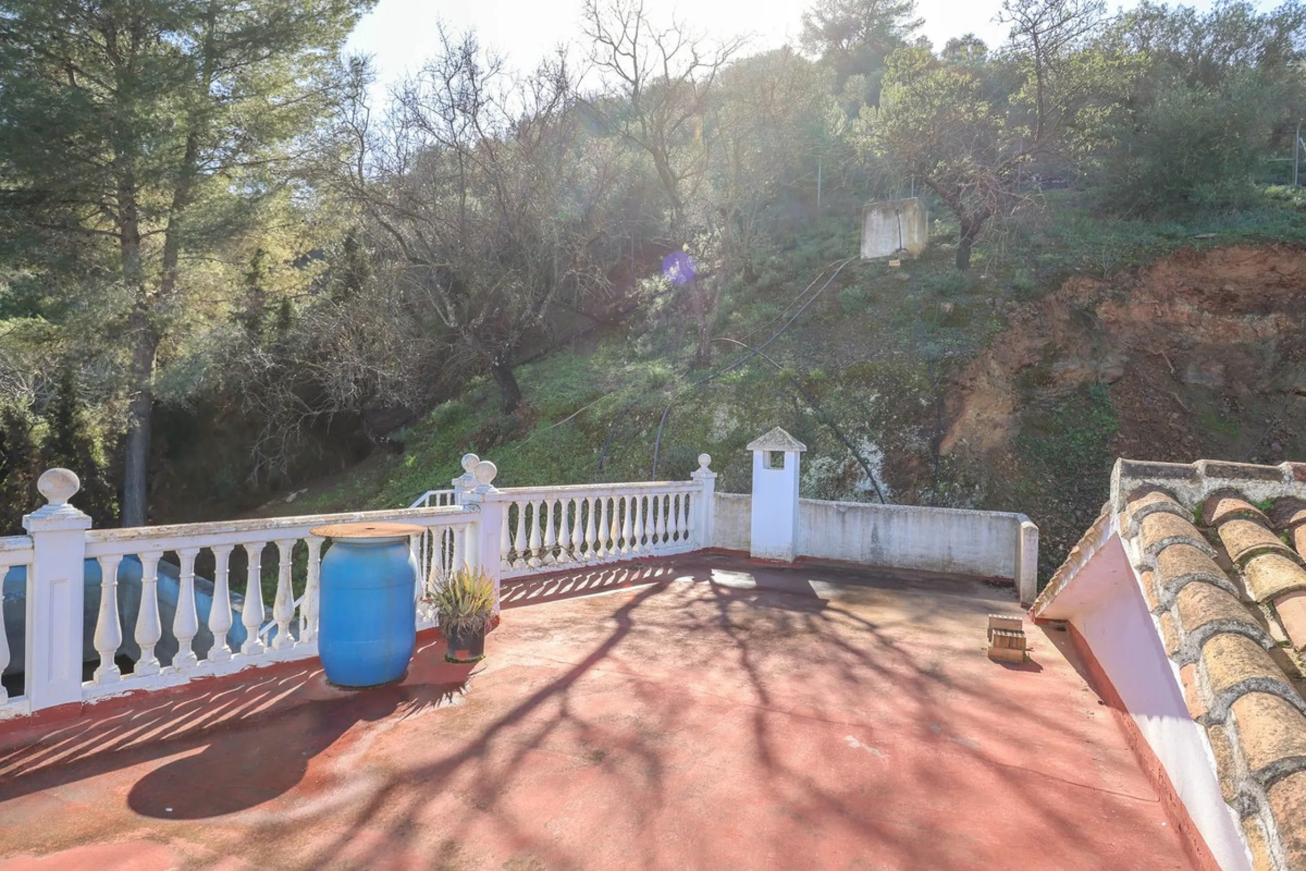 House - Finca - Cortijo в продаже в Guaro, Málaga. В доме 2 спален и 1 ванных комнат. Площадь дома 72 м². Площадь участка 36000 м²