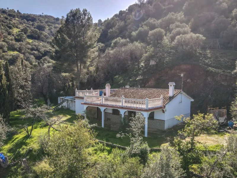 House - Finca - Cortijo в продаже в Guaro, Málaga. В доме 2 спален и 1 ванных комнат. Площадь дома 72 м². Площадь участка 36000 м²