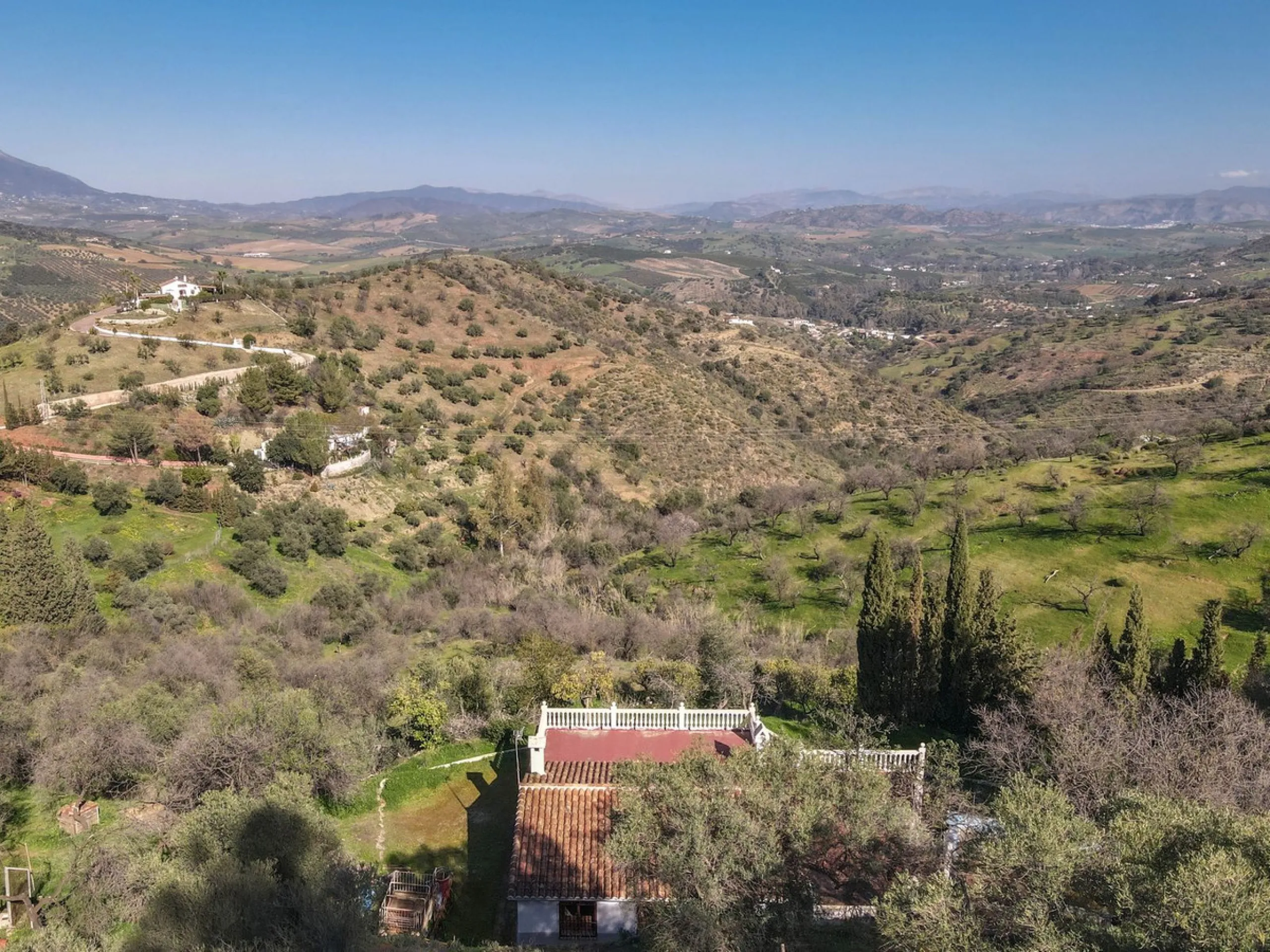 House - Finca - Cortijo в продаже в Guaro, Málaga. В доме 2 спален и 1 ванных комнат. Площадь дома 72 м². Площадь участка 36000 м²