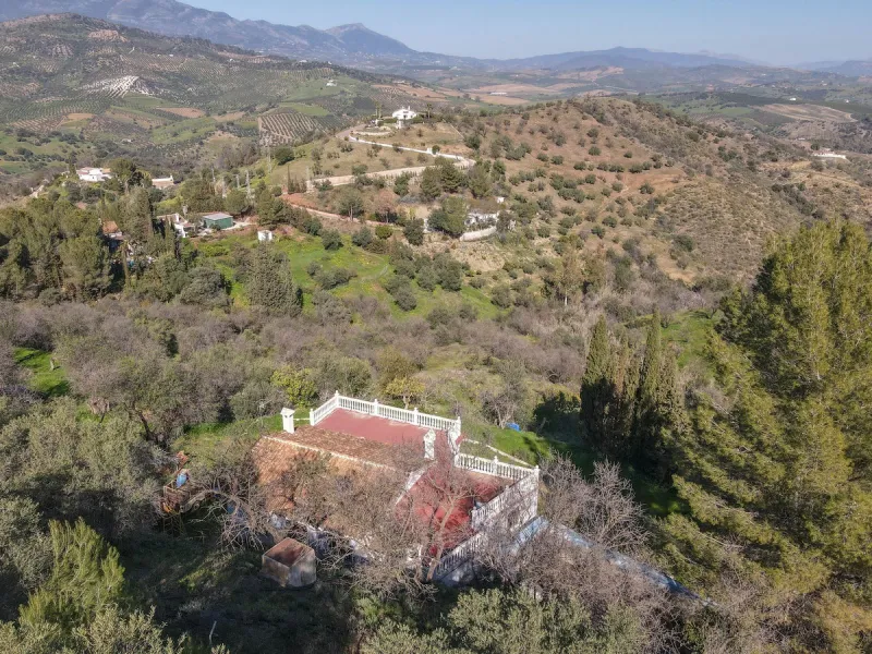 House - Finca - Cortijo в продаже в Guaro, Málaga. В доме 2 спален и 1 ванных комнат. Площадь дома 72 м². Площадь участка 36000 м²