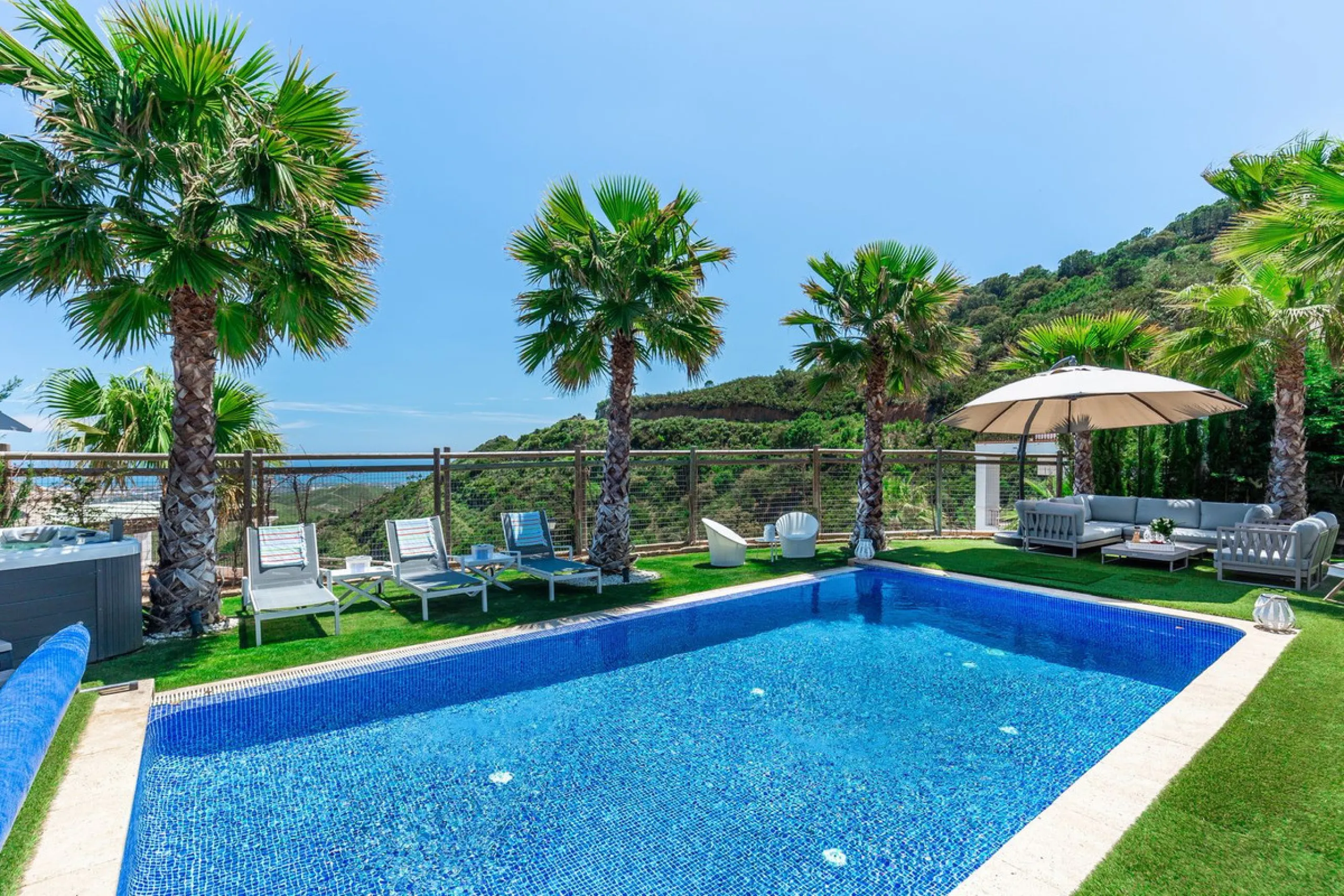 Stunning Villa with Sea & Mountain Views in Benahavís Hills & Country Club – Private Pool &