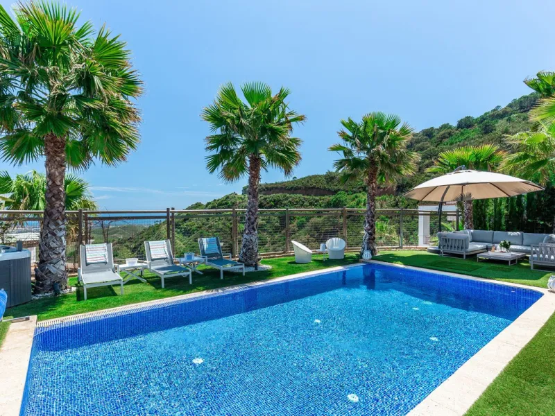 Stunning Villa with Sea & Mountain Views in Benahavís Hills & Country Club – Private Pool &
