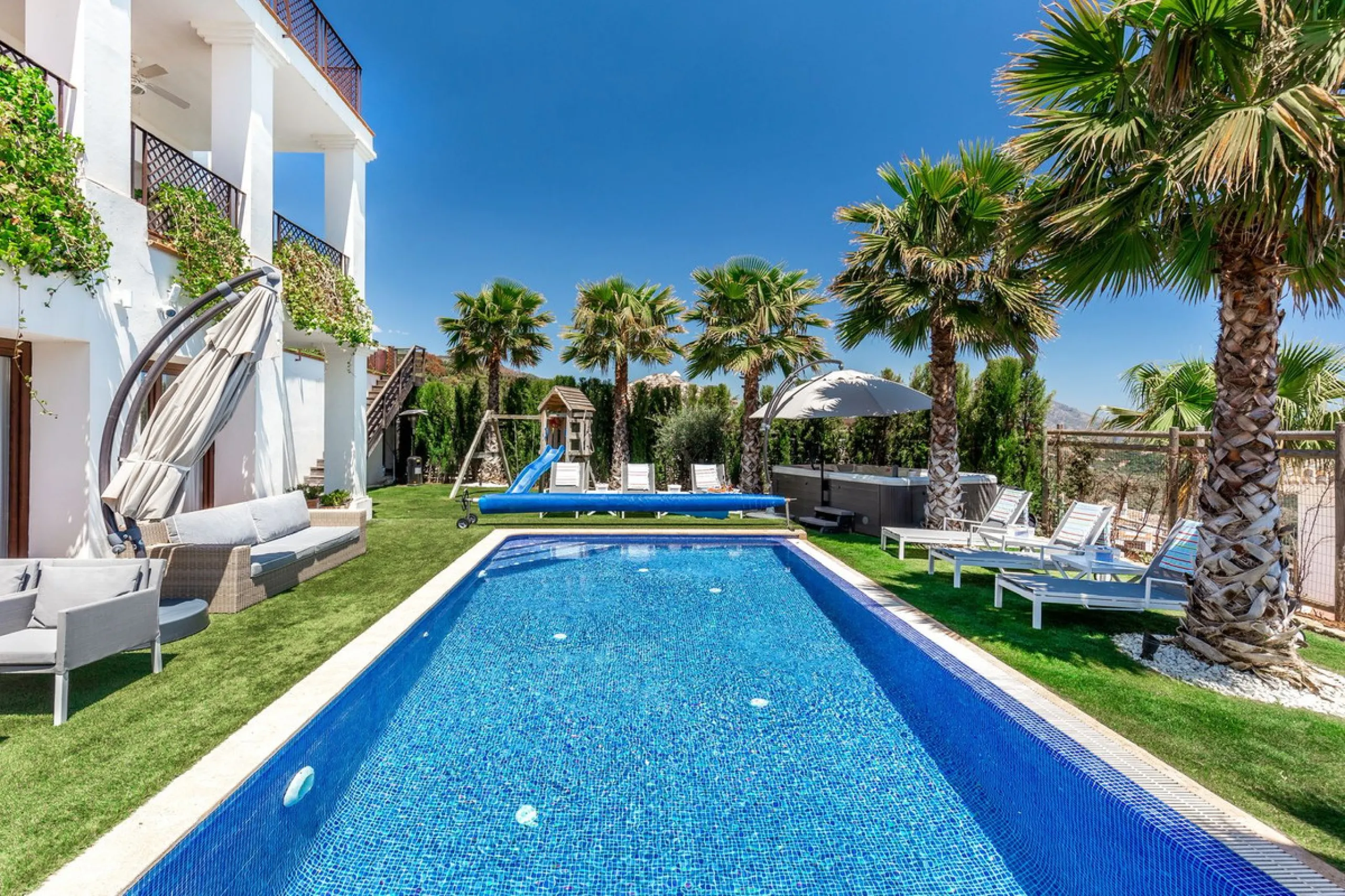 Stunning Villa with Sea & Mountain Views in Benahavís Hills & Country Club – Private Pool &