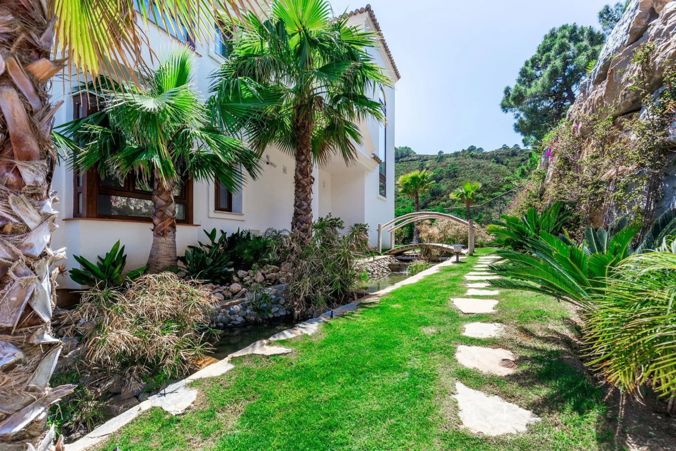Stunning Villa with Sea & Mountain Views in Benahavís Hills & Country Club – Private Pool &