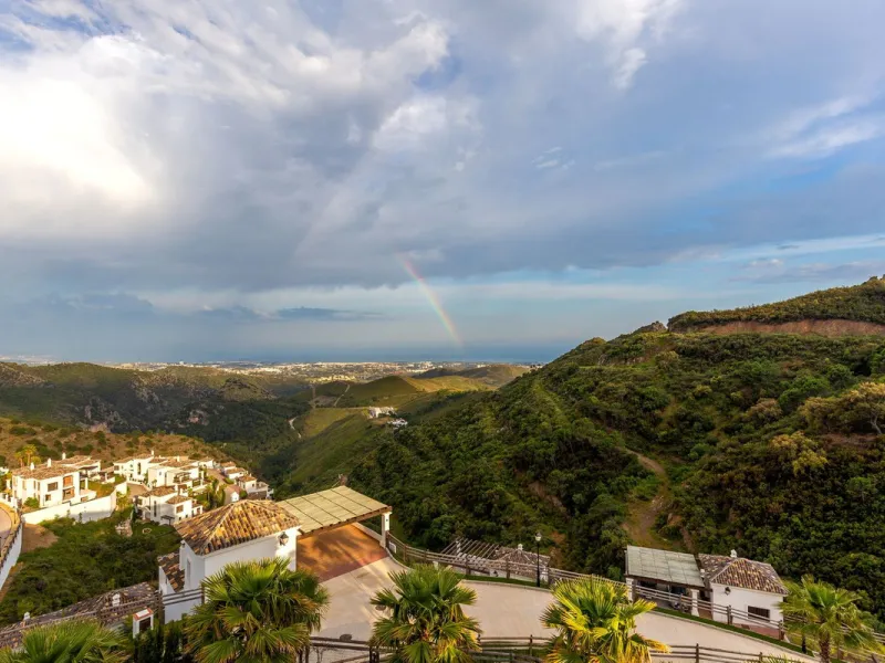 Stunning Villa with Sea & Mountain Views in Benahavís Hills & Country Club – Private Pool &
