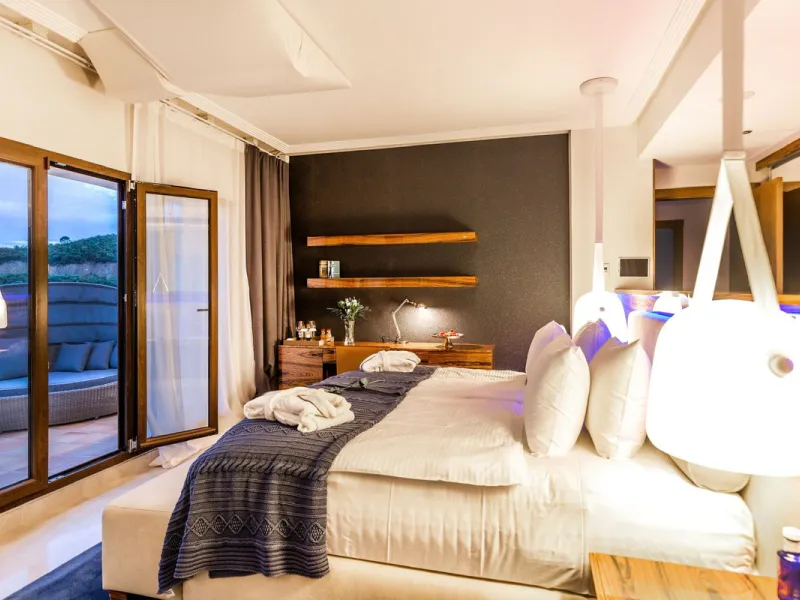 Stunning Villa with Sea & Mountain Views in Benahavís Hills & Country Club – Private Pool &