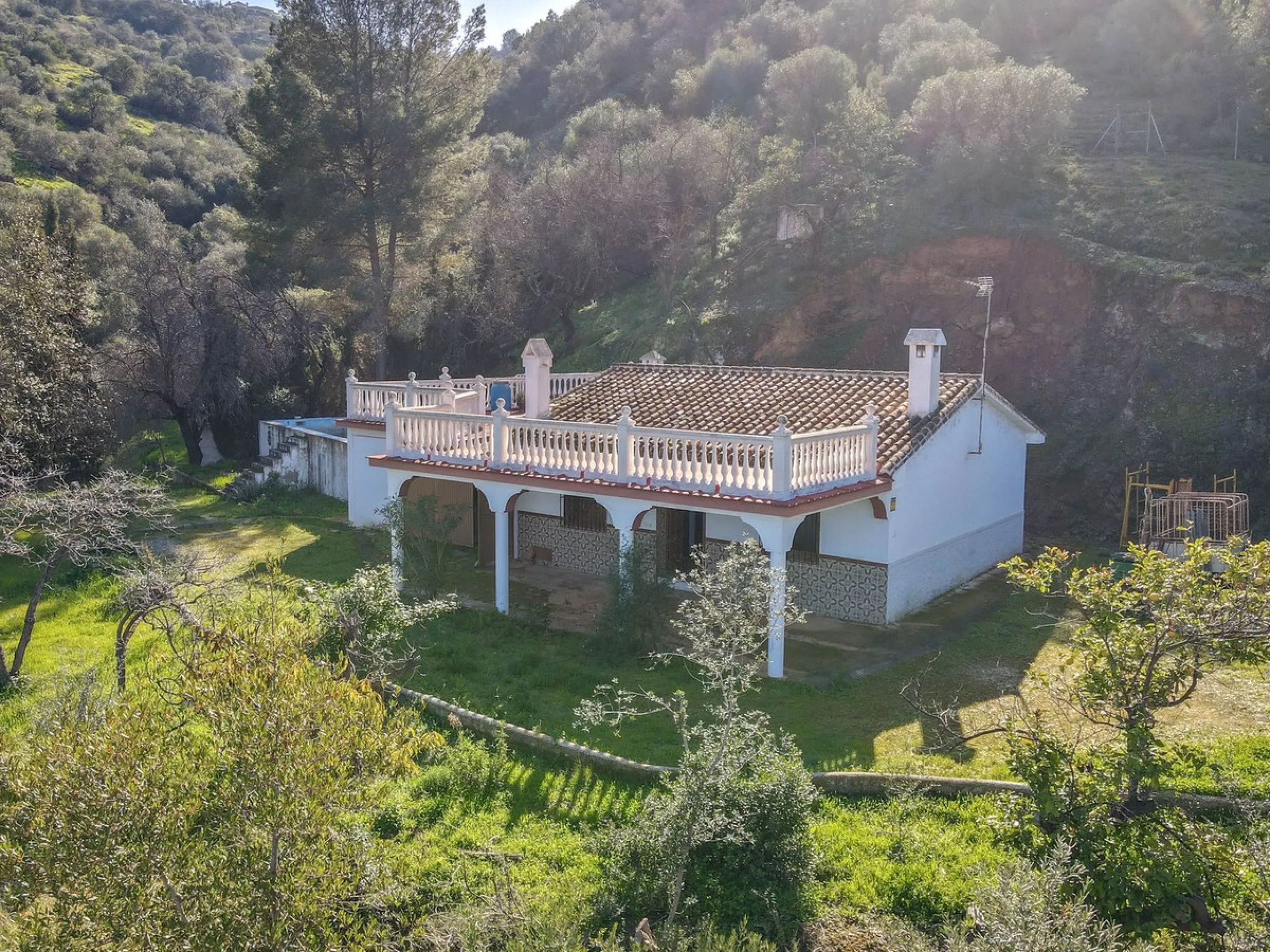 House - Finca - Cortijo в продаже в Guaro, Málaga. В доме 2 спален и 1 ванных комнат. Площадь дома 72 м². Площадь участка 36000 м²