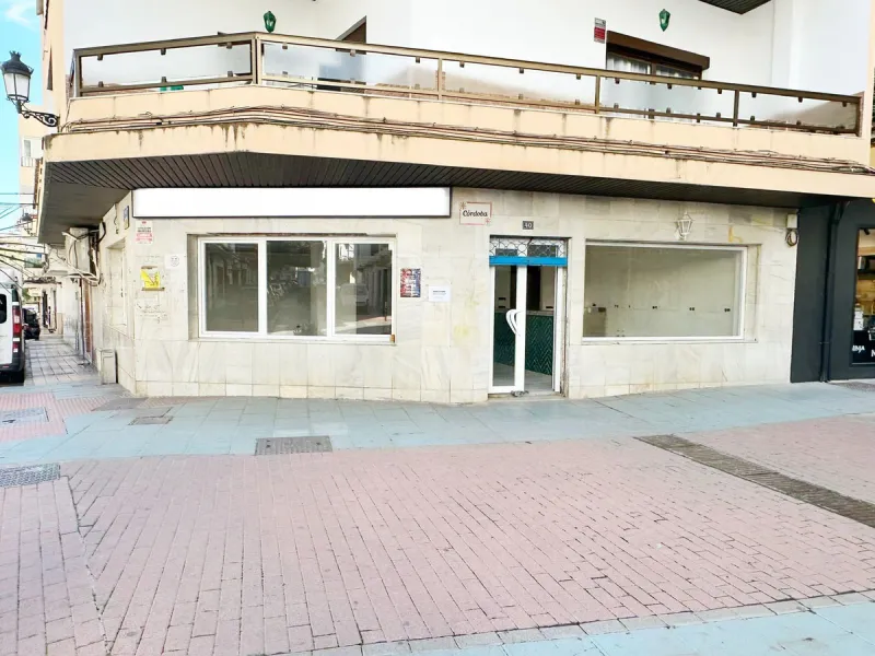 Outstanding 173 m² ground-floor commercial premises with direct street access, located in the heart of San Pedro—one of the busiest and most visible areas in the municipality. Its prime location ensures exceptional exposure and a constant flow of potentia
