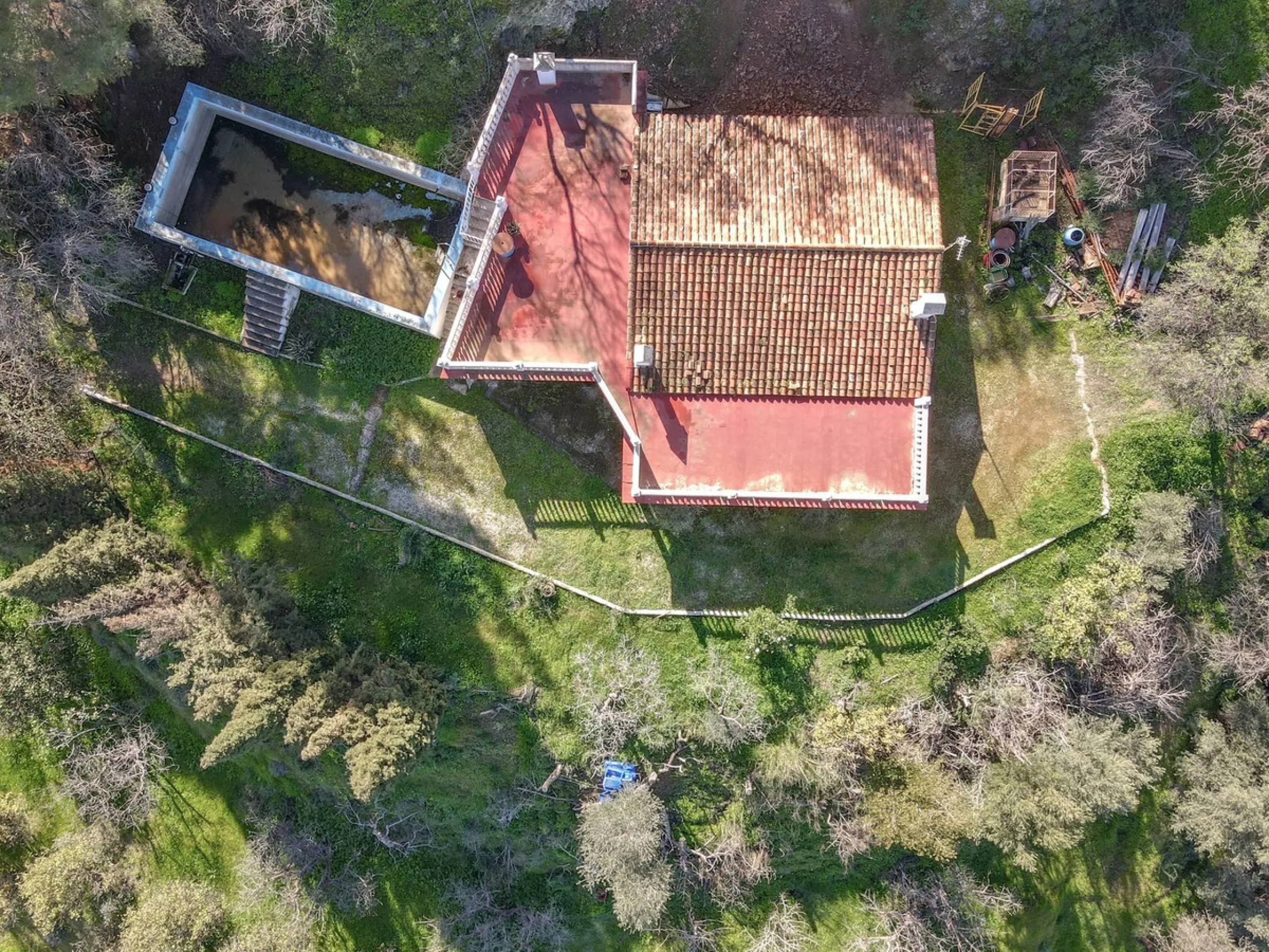 House - Finca - Cortijo в продаже в Guaro, Málaga. В доме 2 спален и 1 ванных комнат. Площадь дома 72 м². Площадь участка 36000 м²
