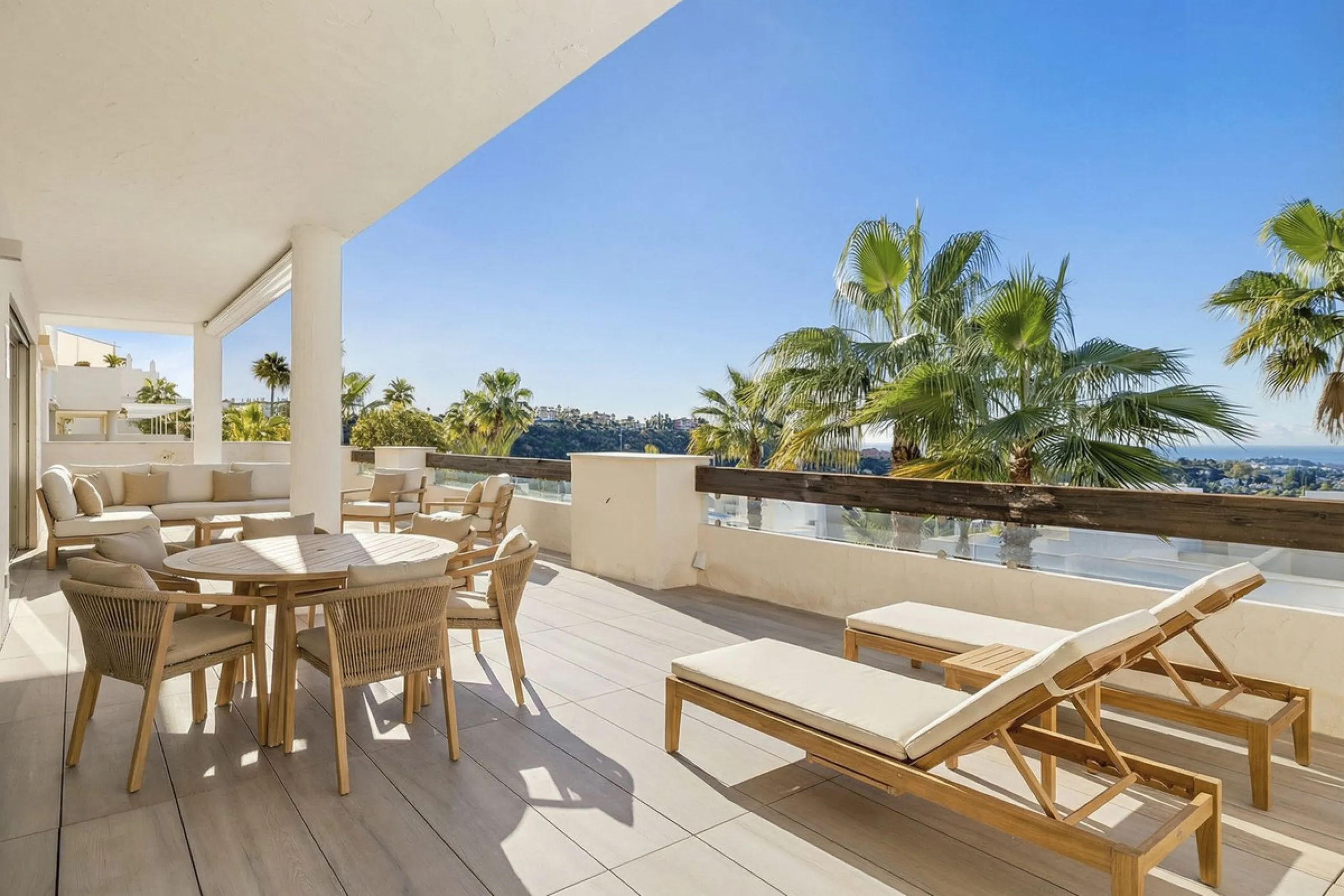 **Spectacular and exceptionally spacious 3-bedroom apartment in one of the most sought-after developments in the Benahavis area.**