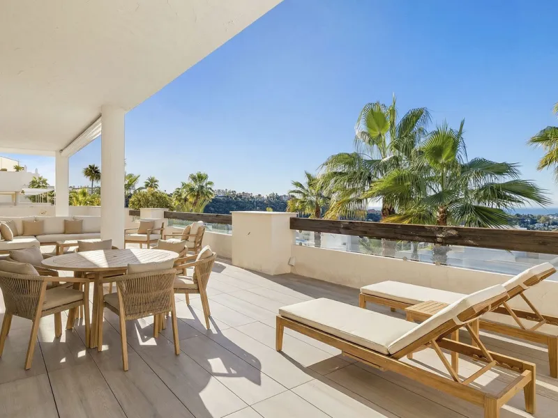 **Spectacular and exceptionally spacious 3-bedroom apartment in one of the most sought-after developments in the Benahavis area.**