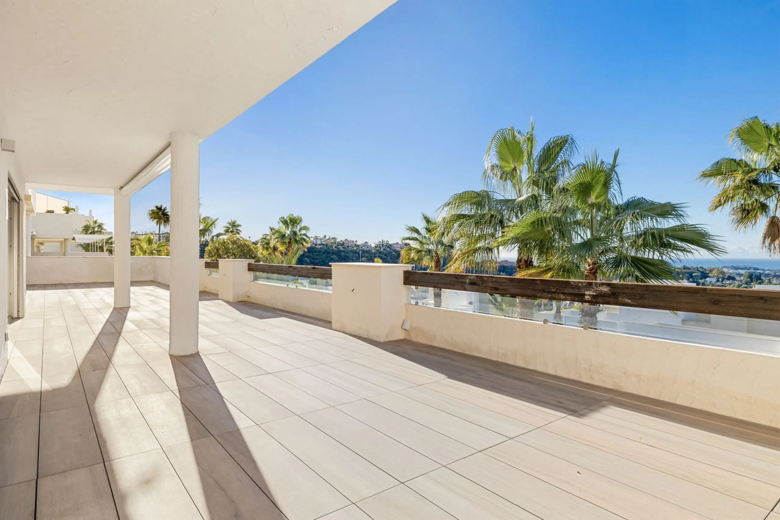 **Spectacular and exceptionally spacious 3-bedroom apartment in one of the most sought-after developments in the Benahavis area.**